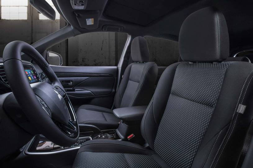 2020 Mitsubishi Outlander Pictures - 56 Photos | Edmunds