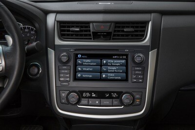 Used 2017 Nissan Altima Pictures 111 Photos Edmunds Nissan Altima 2 5 Sr Sedan Audio Console