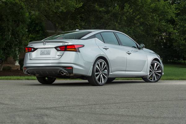 2020 Nissan Altima vs. 2019 Lexus ES Series 2020 Nissan Altima vs. 2019 Lexus ES Series