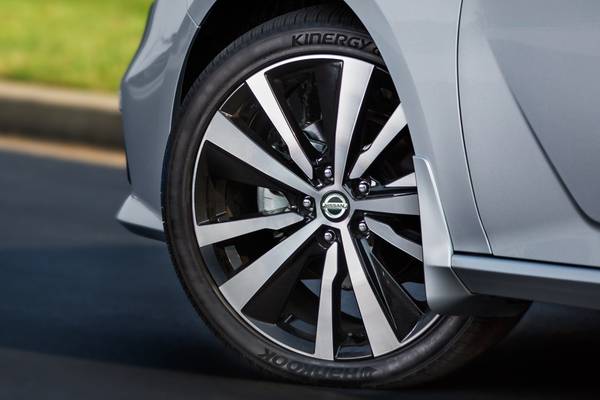 2020 Nissan Altima vs. 2019 Kia Optima 2020 Nissan Altima vs. 2019 Kia Optima