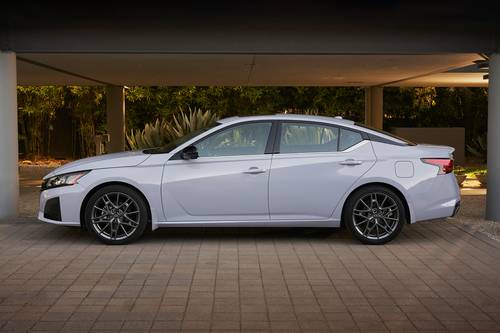 2025 Nissan Altima Pictures - 247 Photos | Edmunds