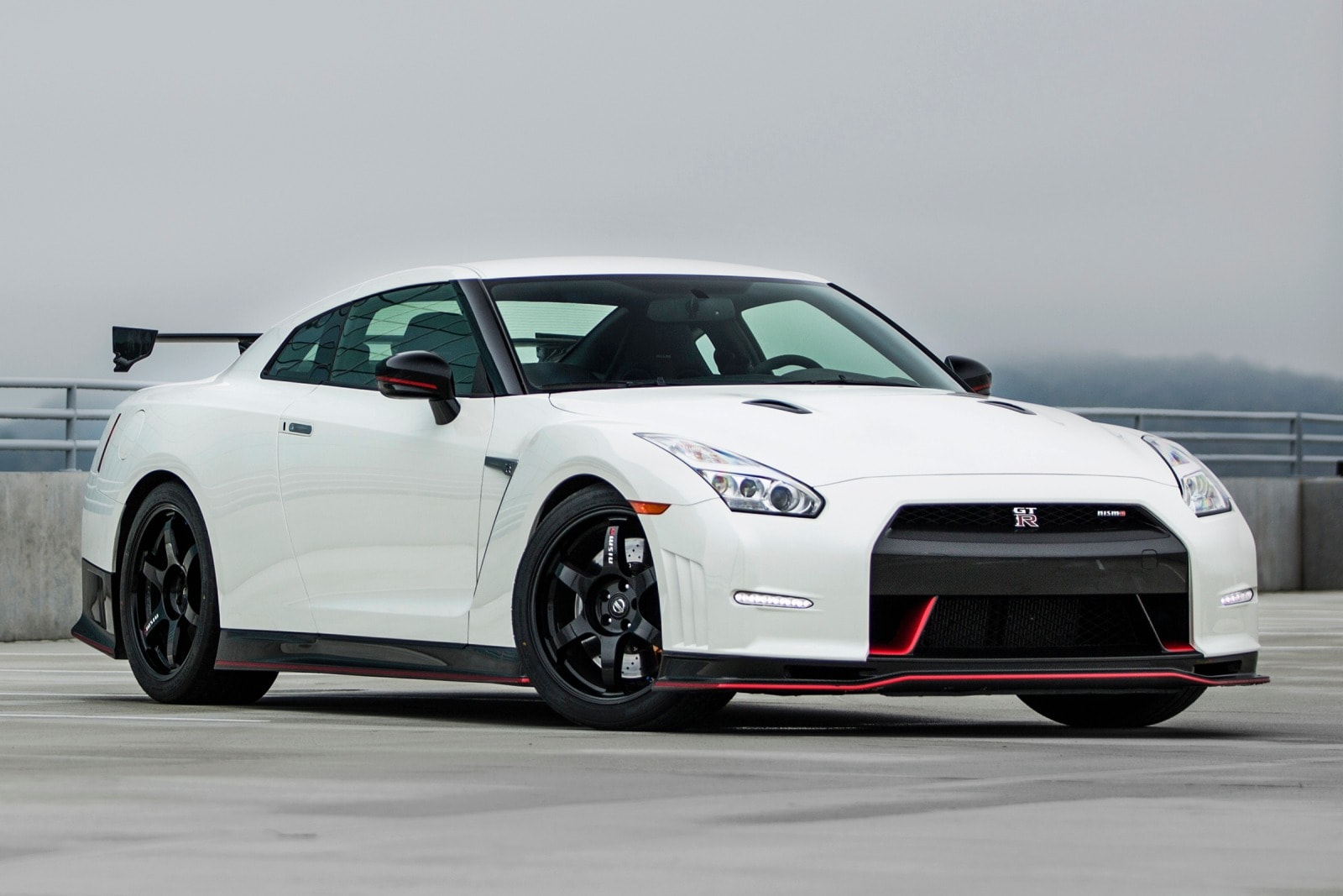 NISSAN　GT-R(R35) 2016 Nissan GT-R Review & Ratings | Edmunds