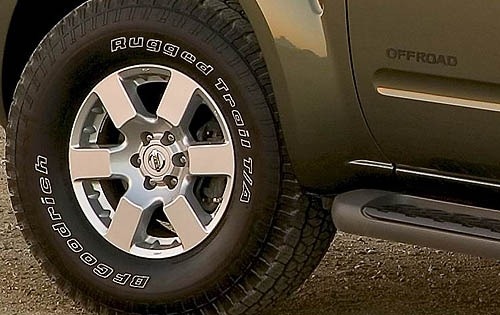 2006 Nissan Pathfinder SE Off Road Wheel Detail