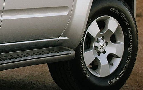 2006 Nissan Pathfinder SE Wheel Detail