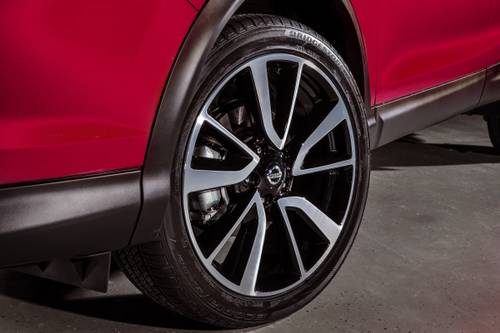 Nissan Rogue Sport SL 4dr SUV Wheel