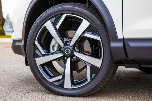 Nissan Rogue Sport SL 4dr SUV Wheel