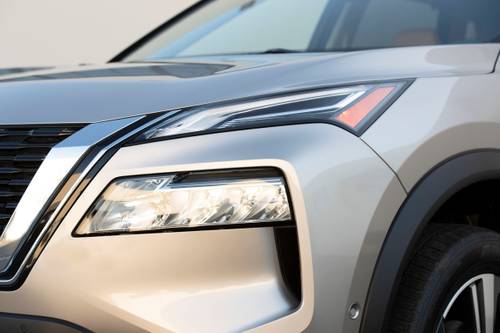 Nissan Rogue Platinum 4dr SUV Headlamp Detail