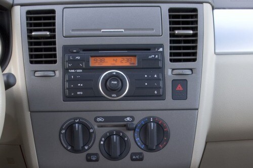 2007 Nissan Versa 1.8 SL Sedan Center Console