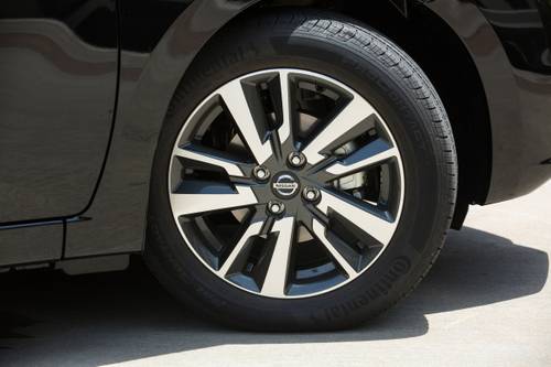 Nissan Versa SV Sedan Wheel