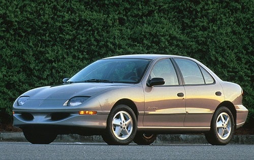 1996 Pontiac Sunfire 4 Dr SE Sedan Shown