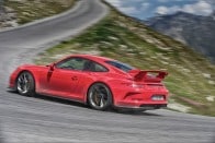 Porsche 911 GT3 vs. Nissan GT-R