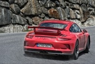 Porsche 911 GT3 vs. Nissan GT-R