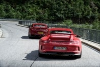 Porsche 911 GT3 vs. Nissan GT-R