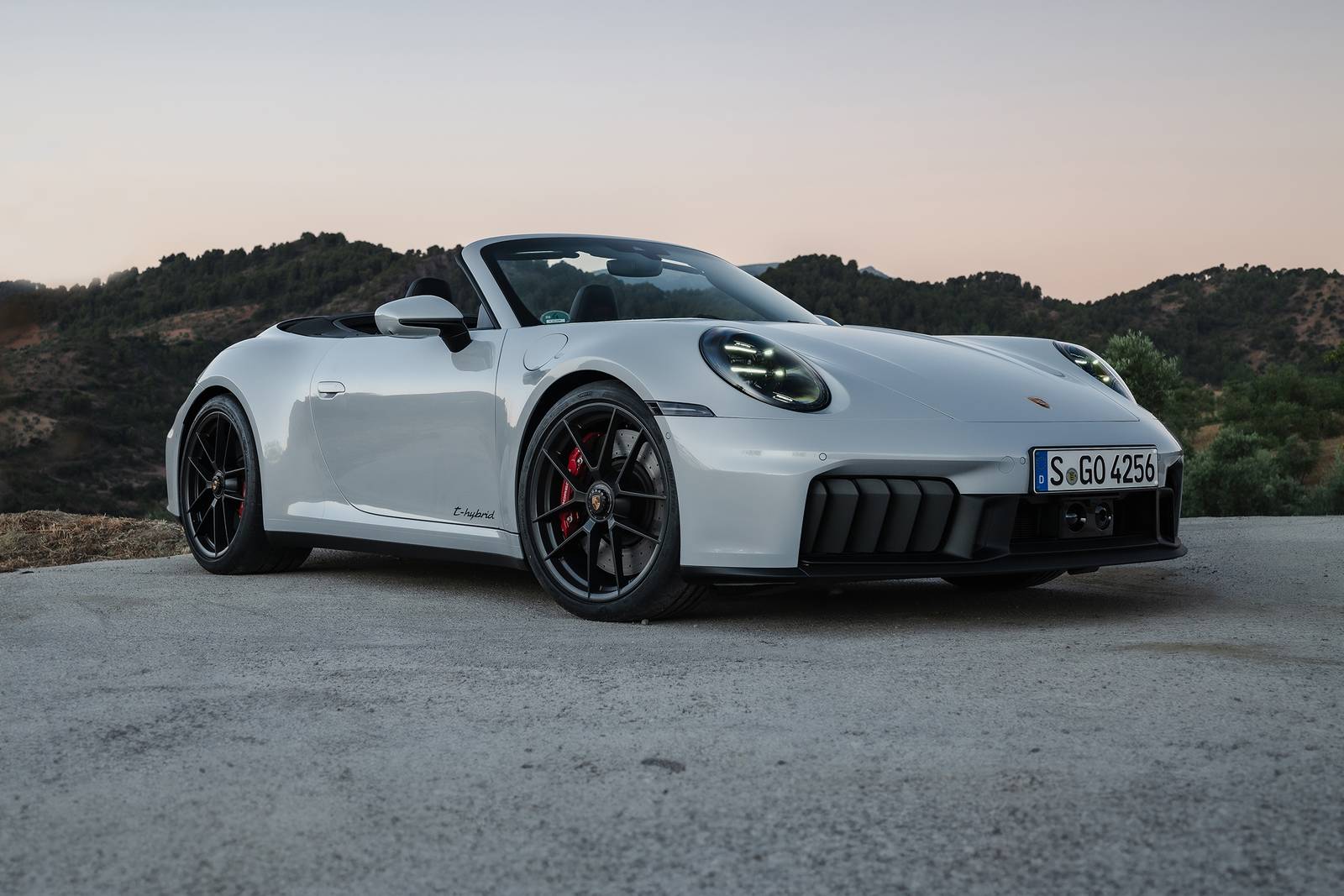 ポルシェ AHEAD ON ROUGH ROADS 2025 2025 Porsche 911 Review: The Perfect Blend of Legacy and