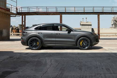 2025 Porsche Cayenne Coupe Turbo E-Hybrid 4dr SUV Profile