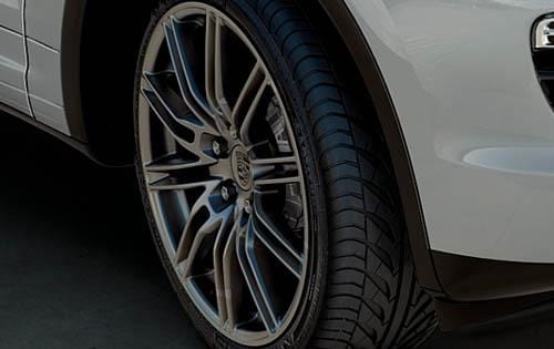 2011 Porsche Cayenne S Hybrid Wheel Detail