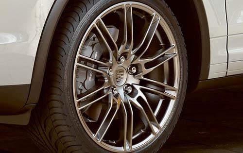 2012 Porsche Cayenne S Hybrid Wheel Detail