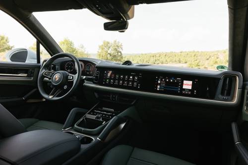 2025 Porsche Cayenne Turbo E-Hybrid 4dr SUV Dashboard