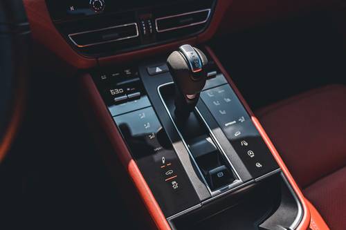 2025 Porsche Macan 4dr SUV Shifter