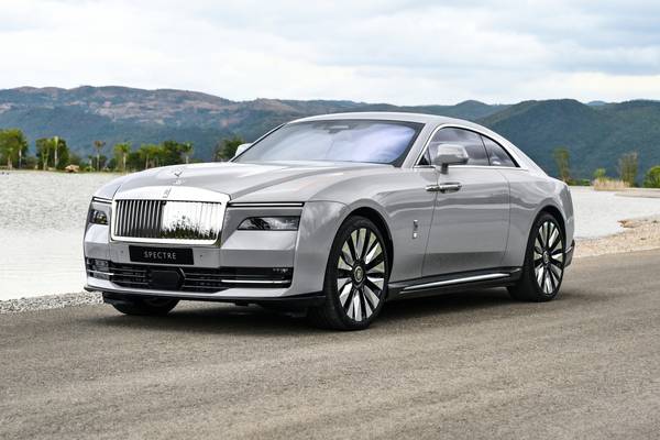 https://media.ed.edmunds-media.com/rolls-royce/spectre/2024/oem/2024_rolls-royce_spectre_coupe_base_fq_oem_12_600.jpg