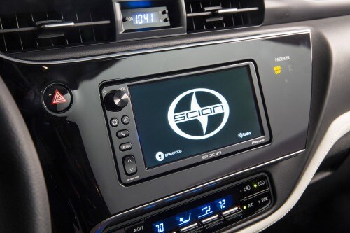 2016 Scion iM 4dr Hatchback Center Console