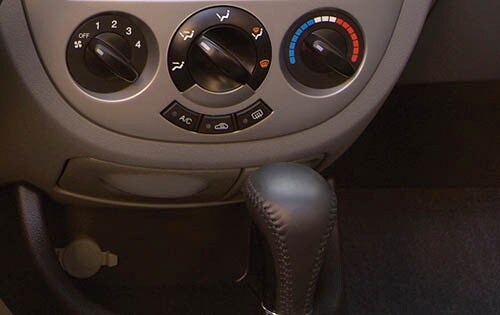 2006 Suzuki Forenza Center Console