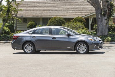 2017 Toyota Avalon Hybrid Sedan Review Edmunds 2017 Toyota Avalon Hybrid Sedan Exterior Shown