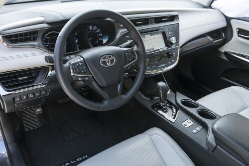 2018 Toyota Avalon Hybrid Limited Sedan Steering Wheel Detail