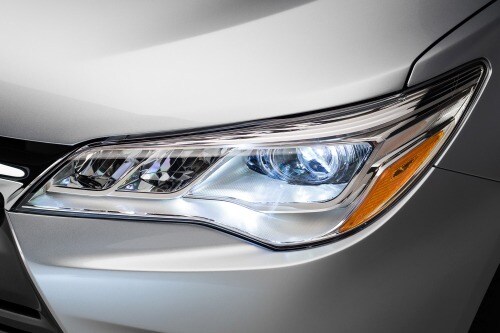 2015 Toyota Camry Sedan XLE Headlamp Detail