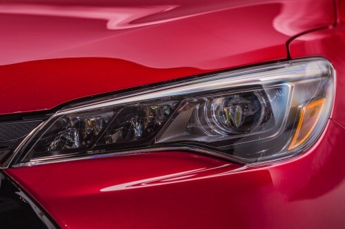 2016 Toyota Camry XSE Sedan Headlamp Detail