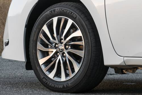 Toyota Corolla LE Eco w/Premium Package Sedan Wheel
