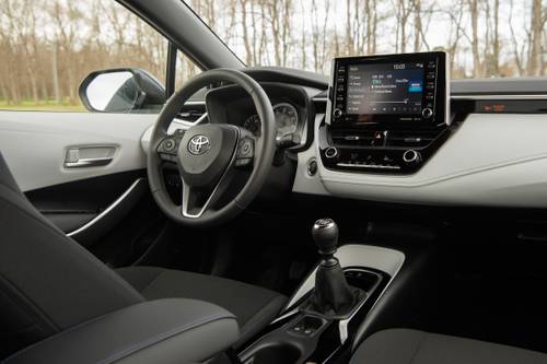 Toyota Corolla SE Sedan Steering Wheel Detail