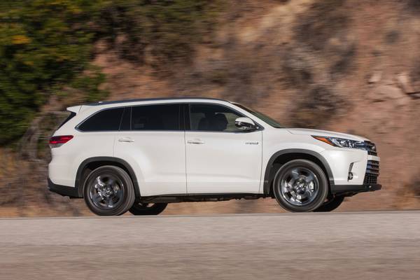 2019 Honda Passport vs. 2019 Toyota Highlander Hybrid