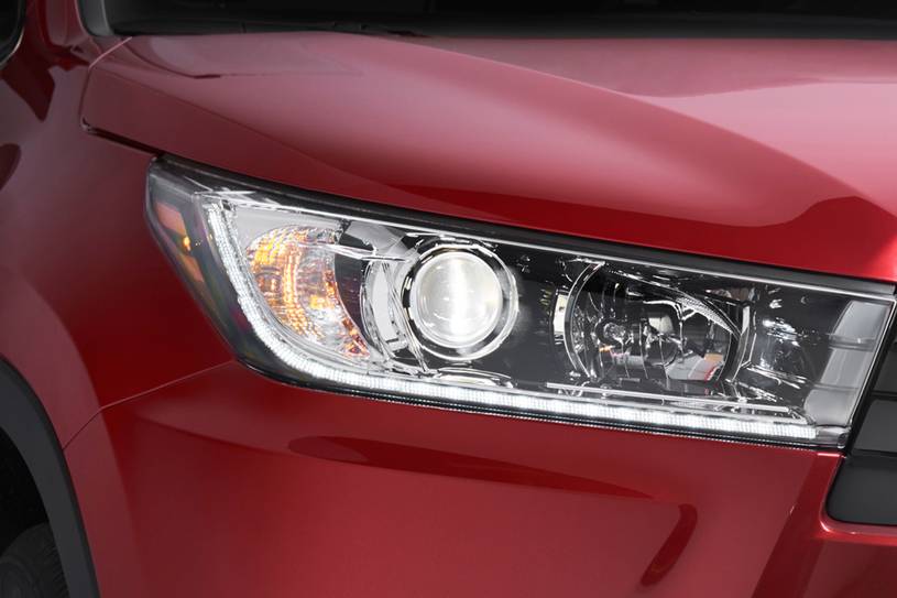 Toyota Highlander SE 4dr SUV Headlamp Detail