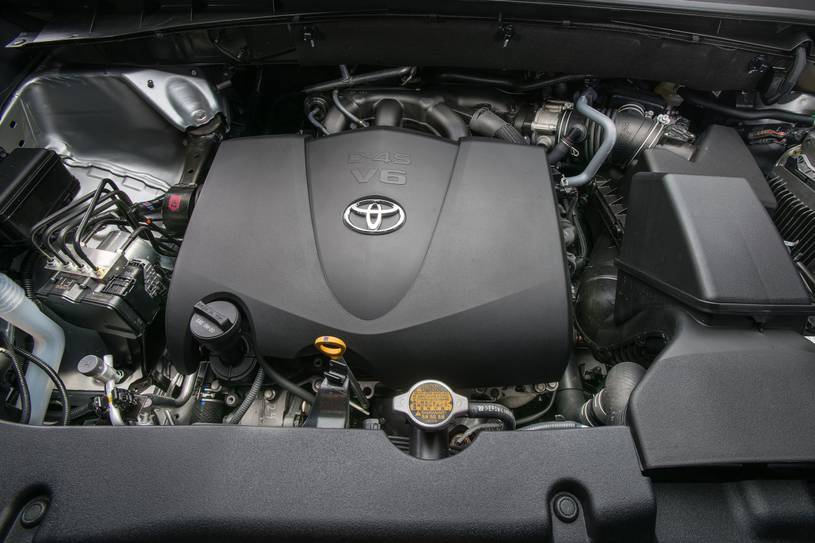 Toyota Highlander XLE 4dr SUV 3.5L V6 Engine Shown
