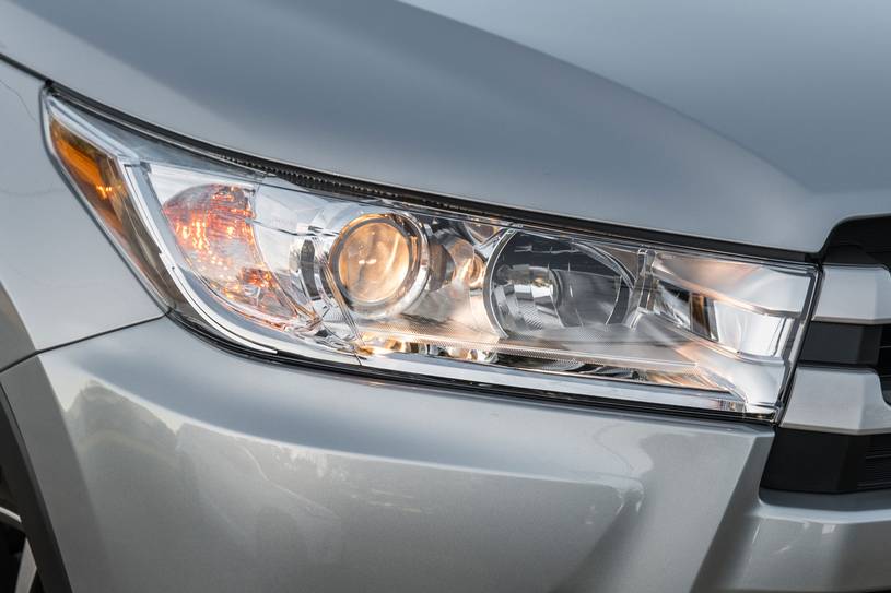 Toyota Highlander XLE 4dr SUV Headlamp Detail