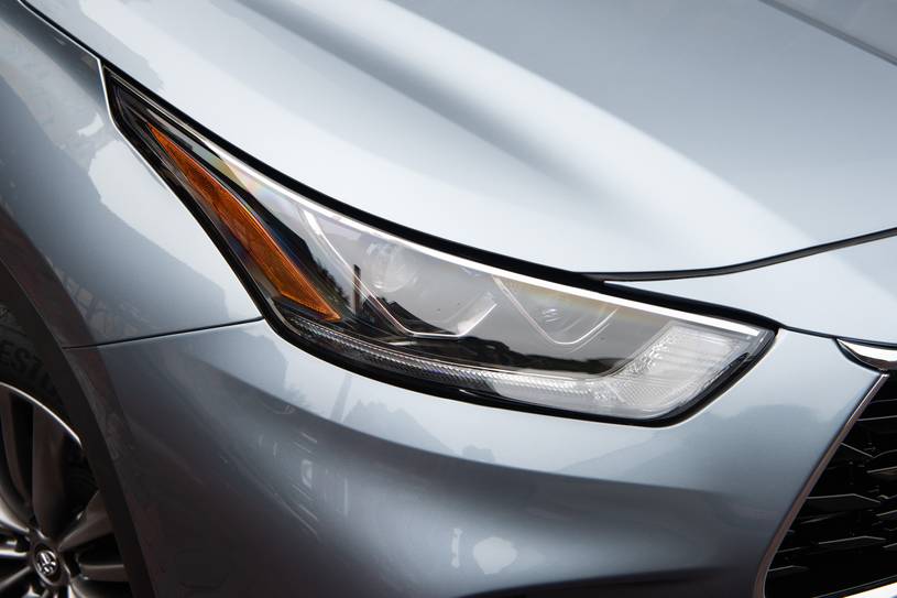 Toyota Highlander Platinum 4dr SUV Headlamp Detail