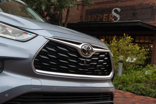 Toyota Highlander Platinum 4dr SUV Front Badge