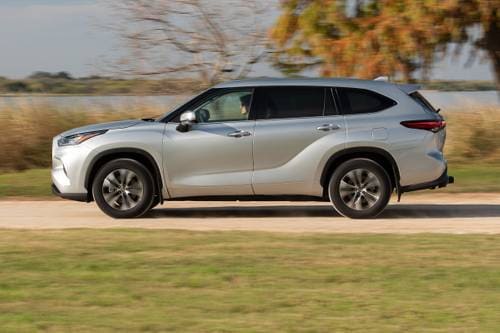 Toyota Highlander XLE 4dr SUV Profile Shown