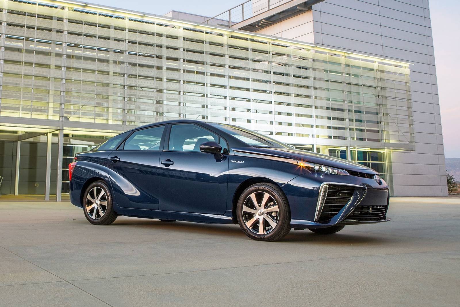 2017_toyota_mirai_sedan_base_f