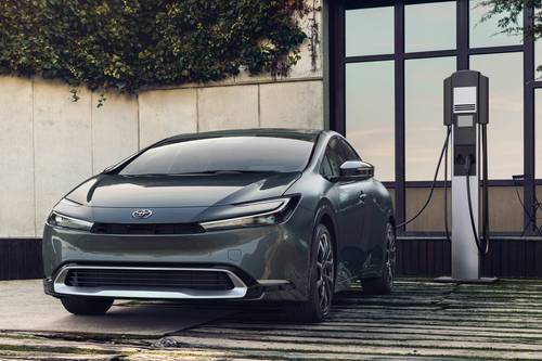 2025 Toyota Prius Plug-In Hybrid XSE Premium 4dr Hatchback Lifestyle Exterior