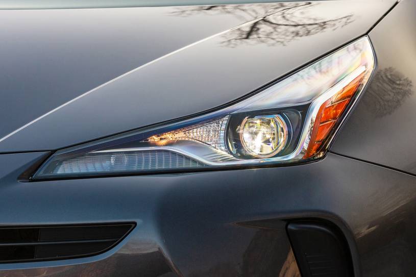 Toyota Prius L Eco 4dr Hatchback Headlamp Detail