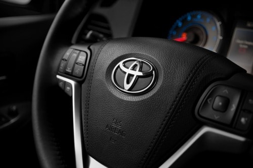 2016 Toyota Sienna SE 8-Passenger Minivan Steering Wheel Detail