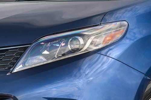 2020 Toyota Sienna SE Premium 8-Passenger Passenger Minivan Headlamp Detail