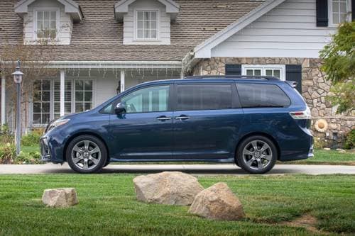 2020 Toyota Sienna SE Premium 8-Passenger Passenger Minivan Profile Shown