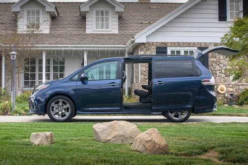 2020 Toyota Sienna SE Premium 8-Passenger Passenger Minivan Profile Shown
