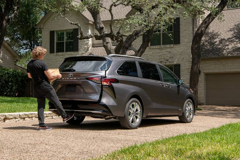 2022 Toyota Sienna Platinum 7-Passenger Passenger Minivan Lifestyle Exterior
