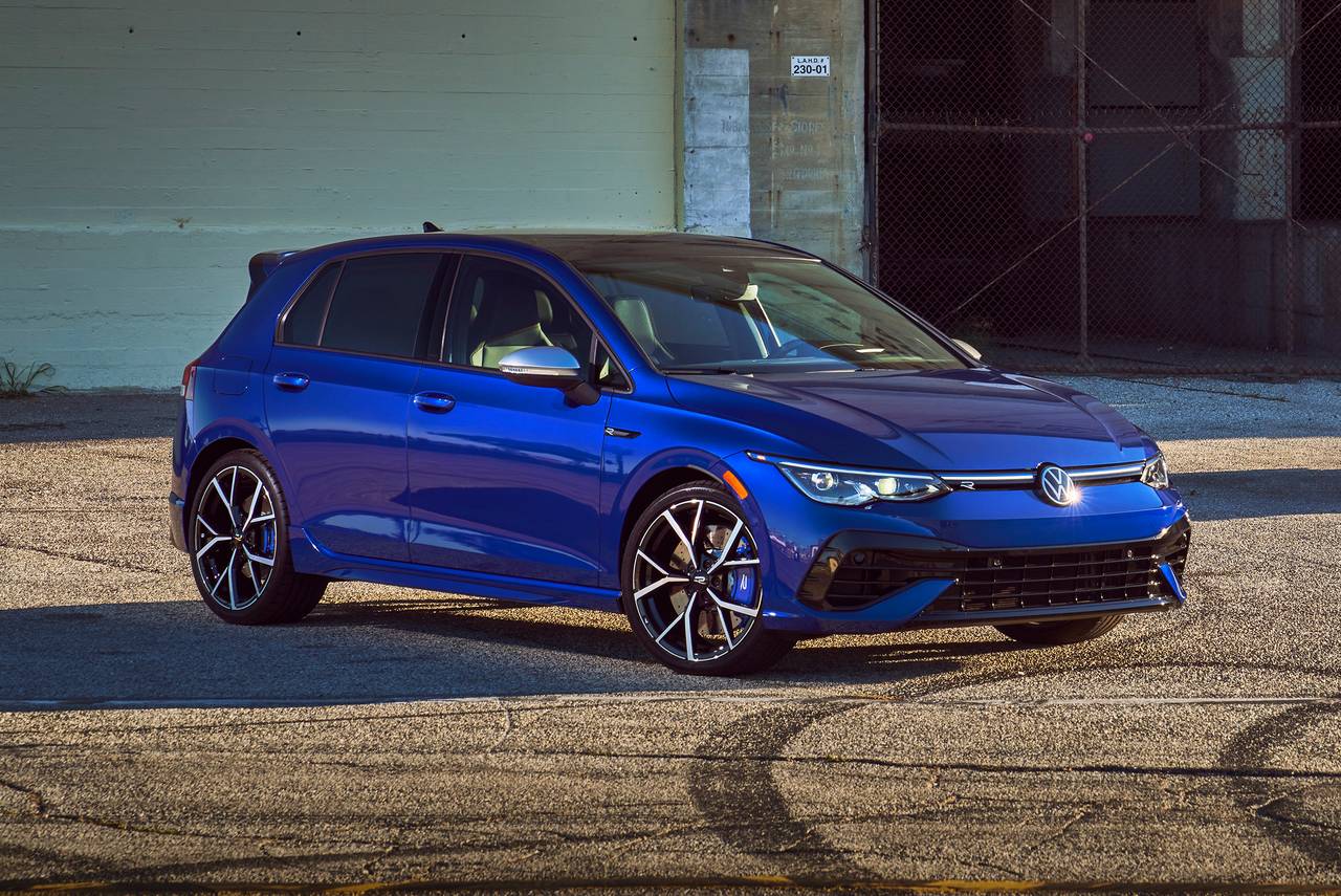 https://media.ed.edmunds-media.com/volkswagen/golf-r/2023/oem/2023_volkswagen_golf-r_4dr-hatchback_base_fq_oem_1_1280.jpg