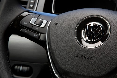 2016 Volkswagen Jetta 1.8T SEL Premium Sedan Steering Wheel Detail