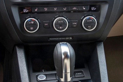2016 Volkswagen Jetta Hybrid SEL Premium Sedan Center Console